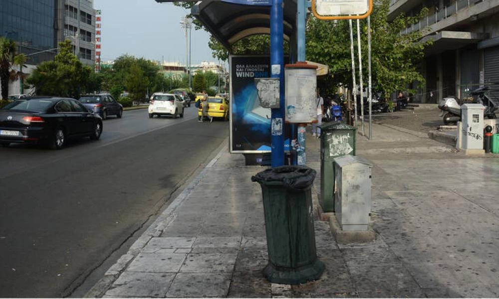 Γλυφάδα: Τρόμο σκόρπισε λεωωφορείο που έπεσε πάνω σε στάση-Εικόνες
